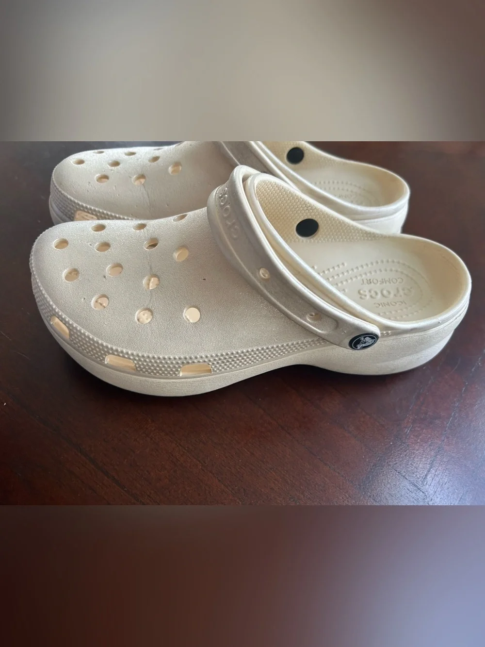 CROCS Platform Clog in Metallic Cream size 11